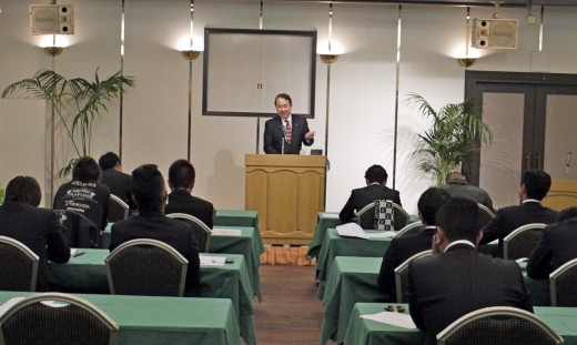 講演に立った自動車流通新聞編集長倉元進氏