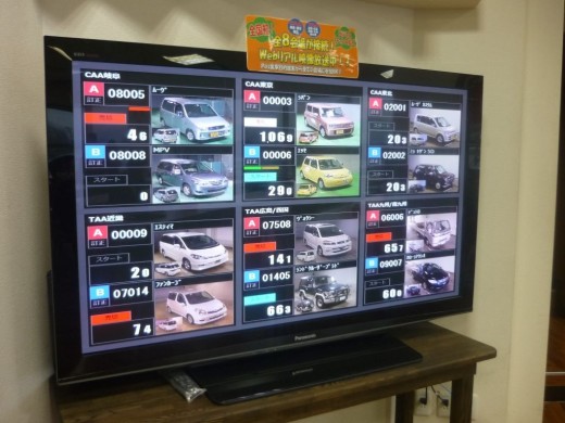 8会場12レーンを一括表示する大型モニター