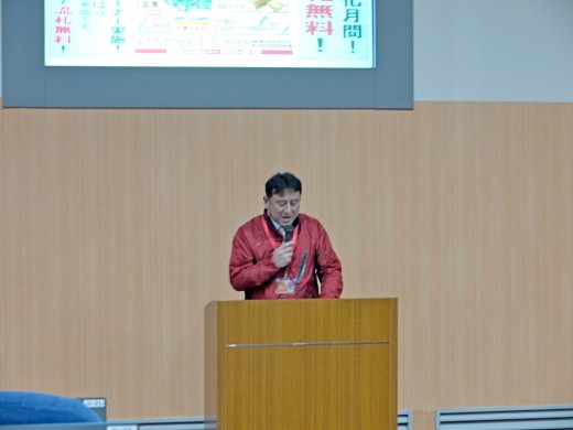 セリ前の挨拶に立つ責任者の勝田淳会場長