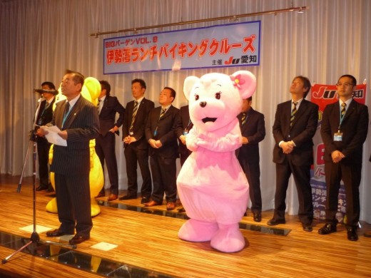 レセプションルームで挨拶に立つ樋田会長
