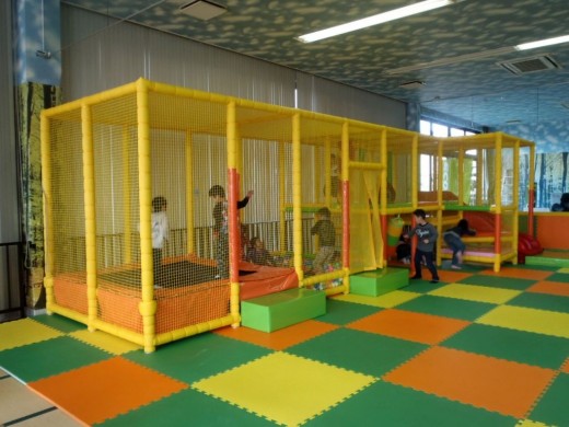 たくさんの遊具のなかで我を忘れてはしゃぎまくる子供達