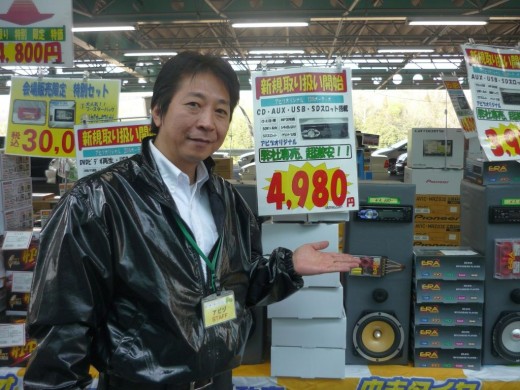 １ＤＩＮタイプのカーオーディオは４９８０円という格安価格で飛ぶように売れていた。