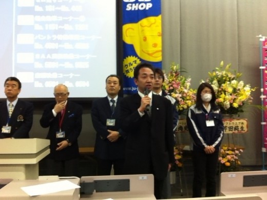 セレモニーで挨拶に立つ梅原青年部部会長