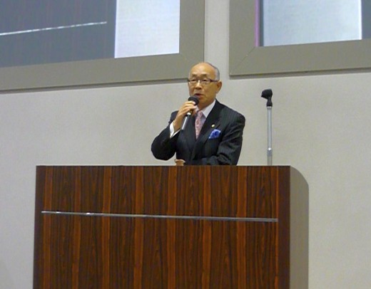 祝辞を述べる澤田稔会長