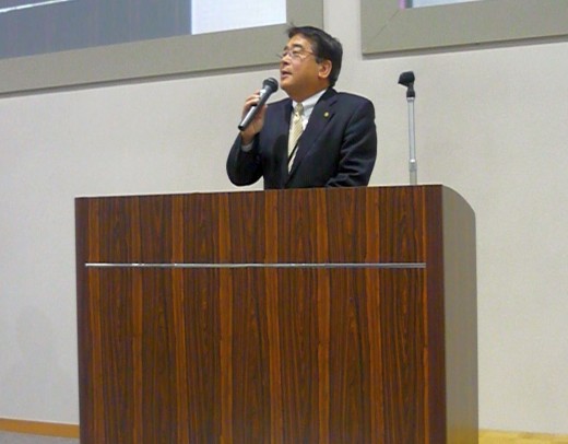 祝辞を述べる高屋常男理事長