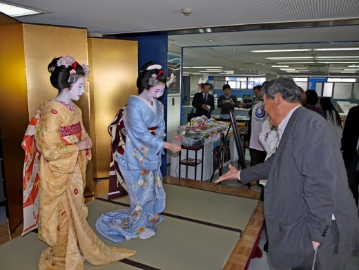舞妓とのジャンケンゲームに挑む会員