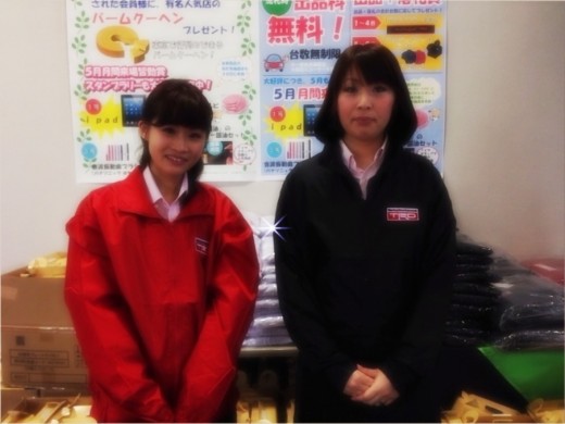 取引10台賞のTRDジャンパーを紹介するスタッフ 左から松尾さんと星野さん