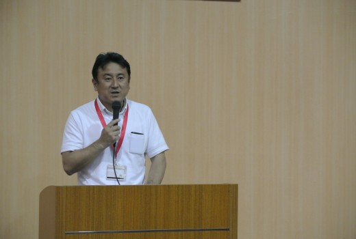 開催の挨拶に立つ勝田会場長