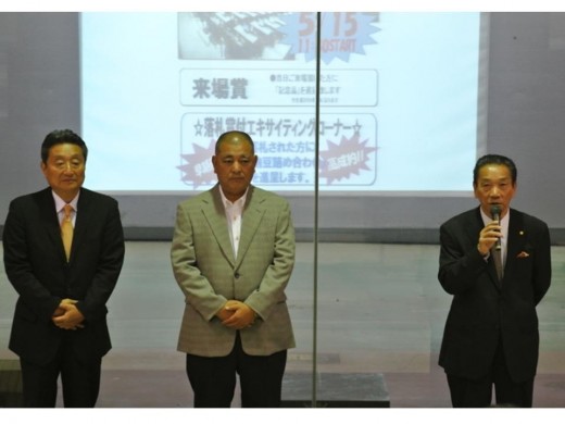 挨拶に立つＪＵ茨城・磯﨑理事長（右）とＪＵ東京・金子理事長（中）、ＪＵＣ・鈴木副社長（左）