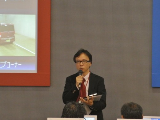 挨拶に立つ晝間副会場長