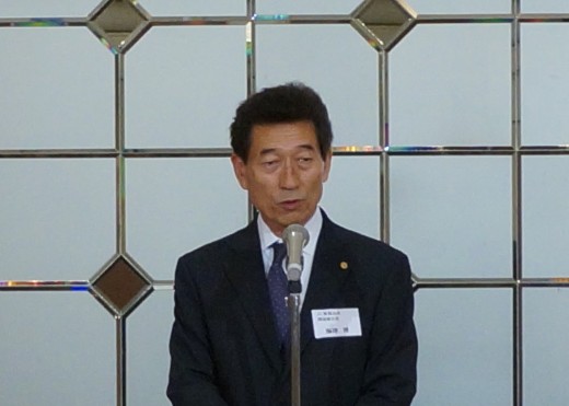 総会で挨拶に立つ海津博会長