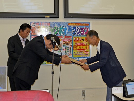 退任に伴いＪＵ中販連から「本部役員２０年表彰」を受ける高木譲名誉会長