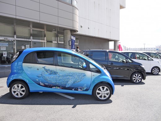 会場入り口に並べられた三菱車