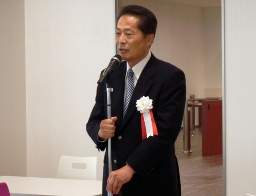 竣工披露パーティー＝直会（なおらい）で謝辞を述べる安藤之弘会長兼社長
