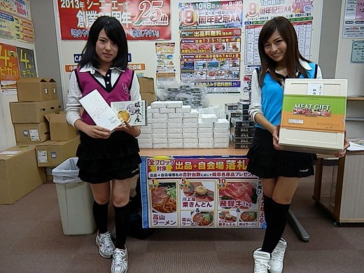 賞品を紹介するスタッフ