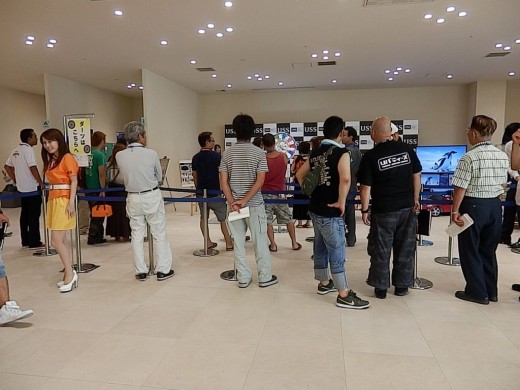 ダーツゲームに殺到する会員
