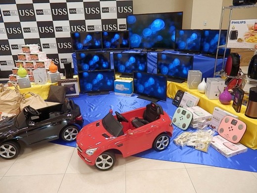 ダーツゲームの賞品（テレビだけで20本以上が用意された）