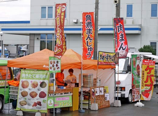 特設屋台で提供された「焼きたてメロンパン」や「角煮まんじゅう」