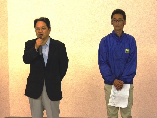 開催の挨拶に立つ荒井寿一会長（左）と平河真吾会場長（右）