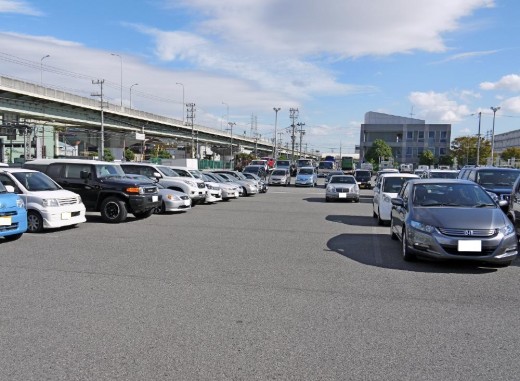 枠外に停め場内アナウンスで注意を受けたベンツ