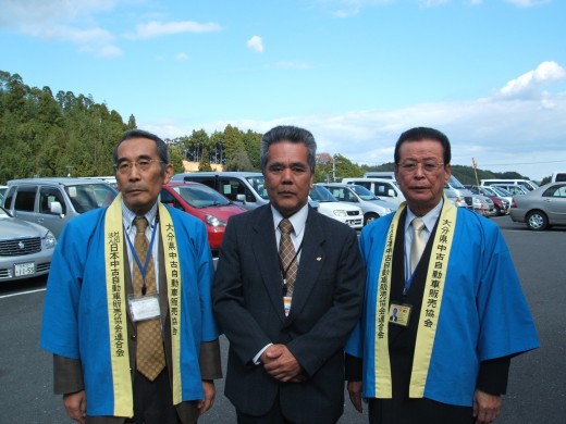 左から佐藤昭雄（さとうあきお）ＪＵ大分流通委員長、安東義隆（あんどうよしたか）販売店協会中古車部会長、中野大（なかのふとし）ＪＵ大分理事長。