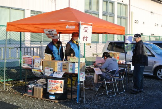 おしぼりが用意されている入札受付