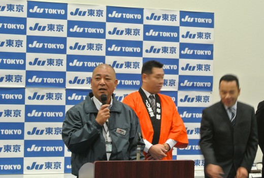 挨拶に立つ金子理事長