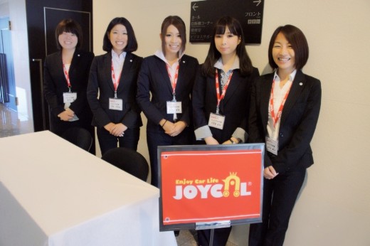 ウーマンズ・アイの先頭に立つ「ジョシカル」のメンバー