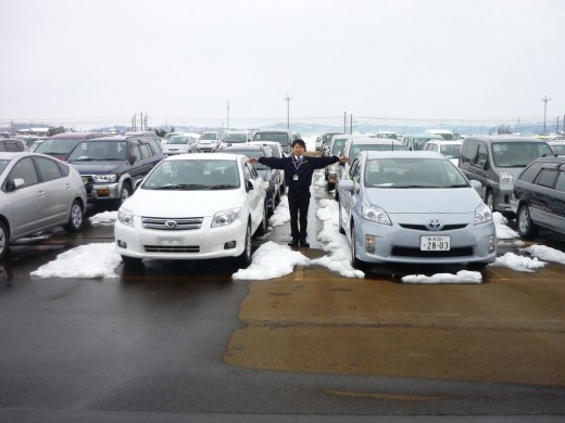 冬季期間中の出品車は２メートル間隔に並べられてハイブリット除雪車できれいに除雪される