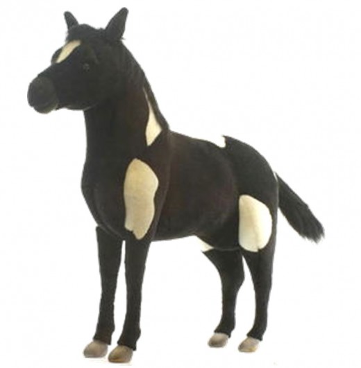 初荷でプレゼントされる干支にちなんだ高さ130ｃｍの可愛い馬のぬいぐるみはキッズルームに置くにはピッタリの賞品