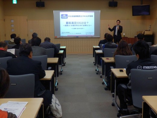 真剣に講義を受ける会員