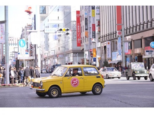 銀座を走るクラシックカー