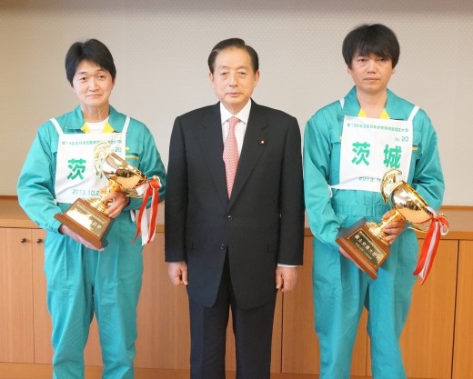 左から澤口奈央選手、太田昭宏国土交通大臣、吉田一夫選手