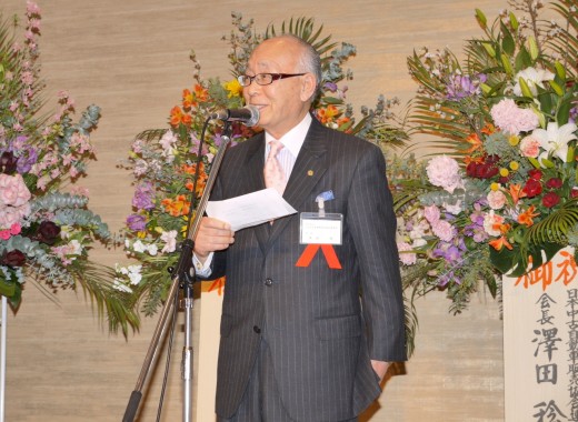来賓代表の挨拶でＪＵ福岡の功績を称賛するＪＵ中販連澤田稔会長