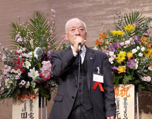 来賓挨拶で「ＪＵ福岡に九州で強いリーダーシップを期待したい」と述べるＪＵコーポレーション元坂明社長