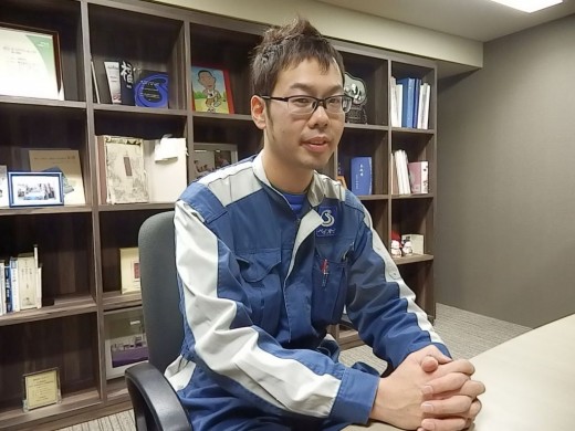 「１台１台丁寧に出品車をご説明致します。お気軽にご連絡下さい」と抱負を語る検査チームの土谷充リーダー