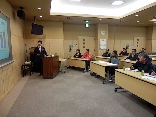 真剣な表情でセミナーを受講する会員