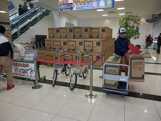 １月の連続出品賞での自転車配布の模様