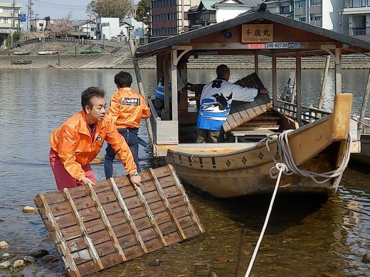 床板を外して長良川の水で清め洗い