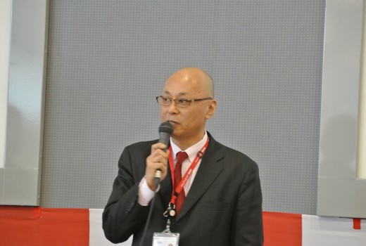挨拶を述べる大島会場長