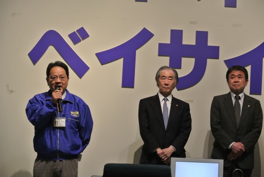 挨拶に立つ荒井会長（左）と山田理事長（中）、森田専務理事（右）