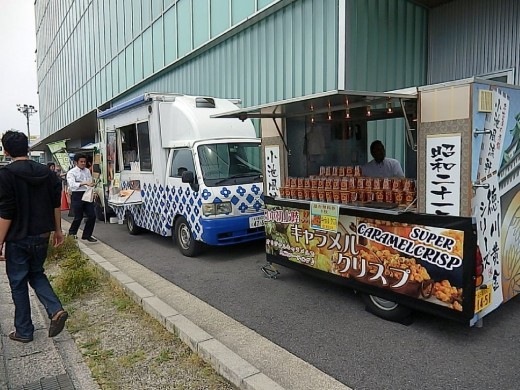 キャラメルクリスプや焼き立てメロンパンなどの無料屋台村も大盛況