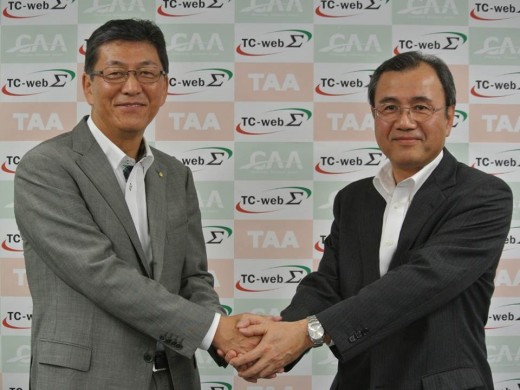 固い握手を交わすＴＡＡ・向井社長（左）とＣＡＡ・永谷社長（右）