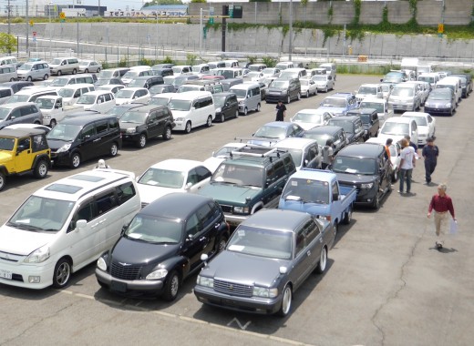 早朝から熱心に現車下見を行う会員が多いのも特徴