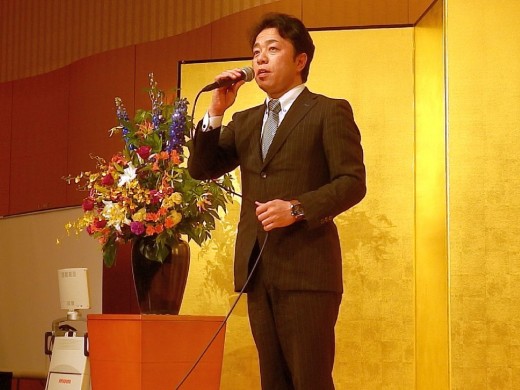 総会後の懇親会で挨拶する熊崎代表取締役