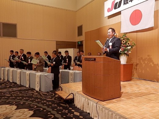 全員で販売憲章を唱和（進行は恒本雅通指導環境委員長）