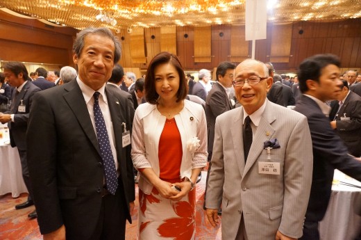 総会後懇親会には三原じゅん子参議院議員も出席（右から澤田稔会長、三原じゅん子議員、JU栃木高谷昭彦理事長）