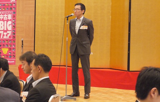 ３０億達成及び連続達成記録更新に謝辞を述べる庄司雅俊執行役員