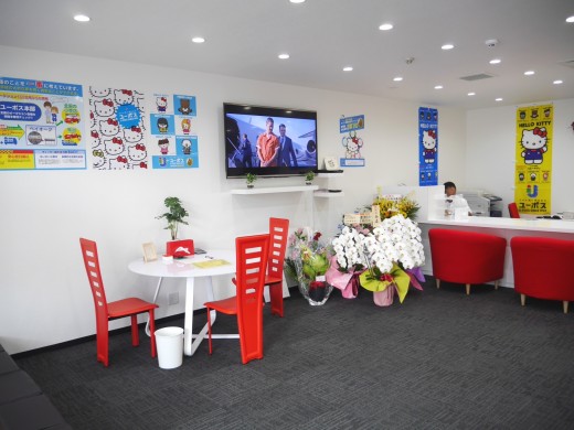 明るく清潔感のある店内