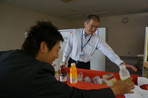 大量の氷で冷やされたドリンクを振る舞う池田会場長